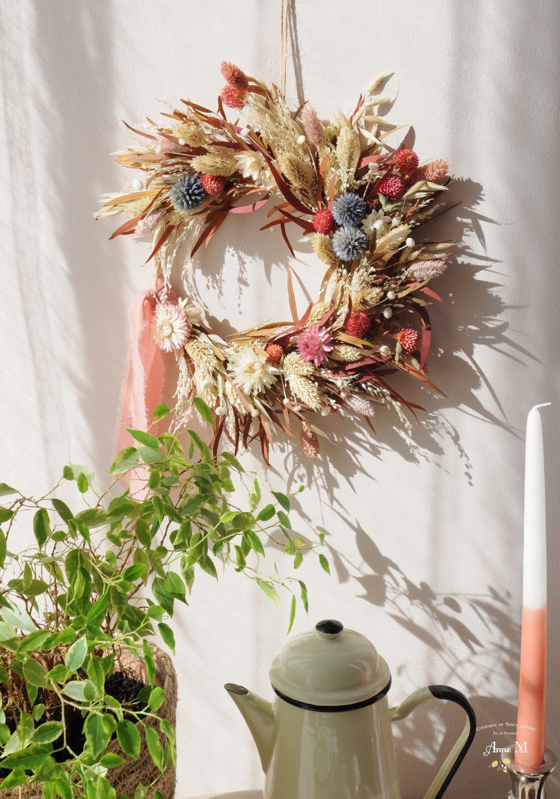 décoration en fleurs séchées couronne Gomphrena