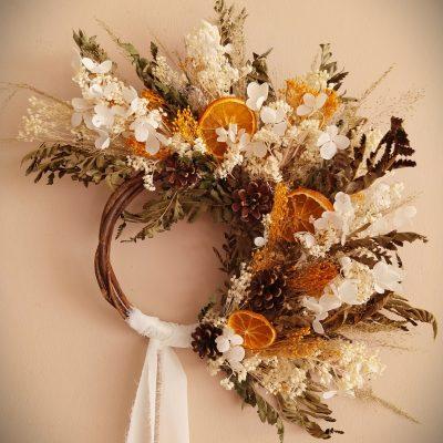 Les couronnes de fleurs séchées en osier tressé